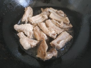 6、糖醋菠萝排骨,锅中放入适量植物油,放入排骨