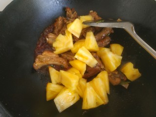 14、糖醋菠萝排骨,放入菠萝