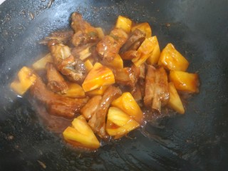 15、糖醋菠萝排骨,放入淀粉汁翻炒