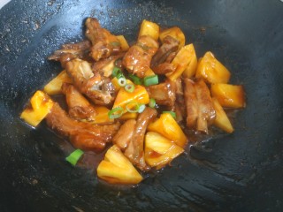 16、糖醋菠萝排骨,大火翻炒均匀关火,最后撒上葱花