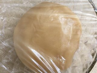 1、红豆蛋黄陷月饼,转化糖浆➕钡水➕食用油➕面粉搅拌均匀，用手或成面团，敷上保鲜膜待用(面粉最后筛入)