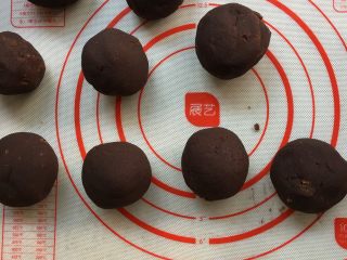 2、红豆蛋黄陷月饼,红豆沙放不粘锅翻炒一会起锅，分成23~25g的团子待用