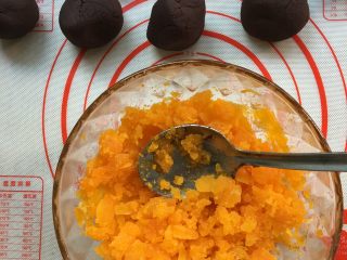 3、红豆蛋黄陷月饼,将蛋黄蒸熟，也可以放烤箱烤几分钟(这样比较香)然后压成泥待用