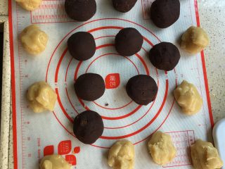 5、红豆蛋黄陷月饼,把第一步做好的月饼皮分成20g的小团子