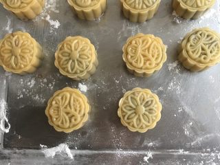 7、红豆蛋黄陷月饼,用50g的月饼模型成行