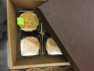 9、红豆蛋黄陷月饼,出烤箱，冷却后装盒就美美哒！