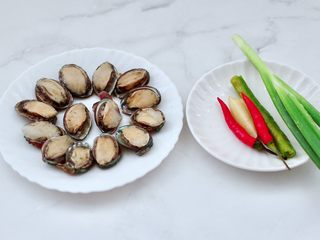 1、白灼鲍鱼,首先备齐所有的食材。