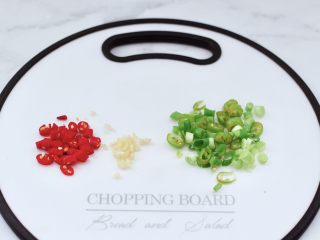 2、白灼鲍鱼,小米椒和绿尖椒切圈，姜切碎，小葱切圈。