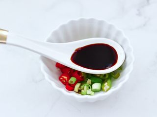 4、白灼鲍鱼,现在先来做蘸料汁，碗里先加入生抽。