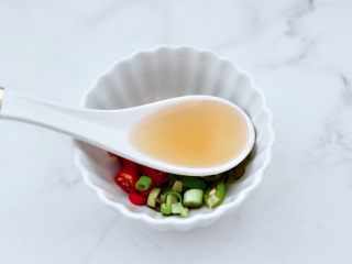 5、白灼鲍鱼,再加入米醋。