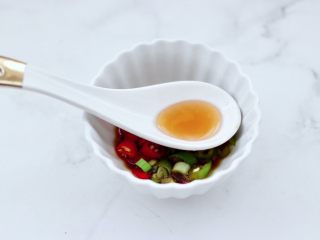 6、白灼鲍鱼,这个时候倒入芝麻油，把所有的食材混合搅拌均匀就可以了，蘸料汁就做好了。