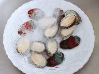7、白灼鲍鱼,活鲍鱼首先用刷子刷干净后，再用自来水冲洗干净。