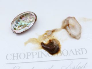 8、白灼鲍鱼,先把鲍鱼的内脏取出清理干净。