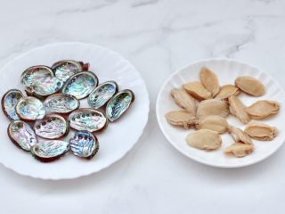 9、白灼鲍鱼,依次清理干净所有的鲍鱼后冲洗干净，鲍鱼壳也要清洗干净，最后留着摆盘用。