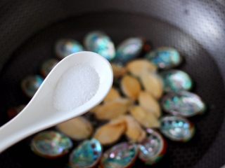 11、白灼鲍鱼,加入盐调味。