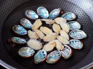 10、白灼鲍鱼,锅中倒入适量的清水，放入洗净的鲍鱼和鲍鱼壳。