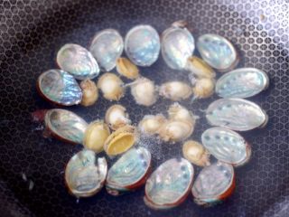 13、白灼鲍鱼,盖上锅盖大火煮开后转小火煮3分钟焖1分钟即可。