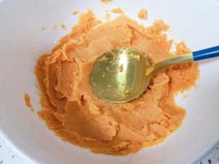 1、红薯圆子,红薯蒸熟,用勺子压成红薯泥。
