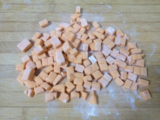 7、红薯圆子,切成小丁,用保鲜膜盖起来。