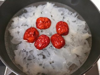 11、红薯圆子,放入洗干净的红枣烧开,转小火煮20分钟。