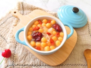 14、红薯圆子,将银耳小圆子盛出。