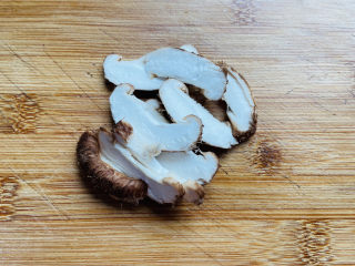 2、木耳蛋花汤,香菇洗净切片