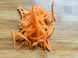 4、木耳蛋花汤,胡萝卜洗净去皮切丝