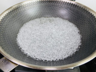6、木耳蛋花汤,锅中加入清水大火烧开