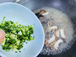 9、木耳蛋花汤,放入西兰花碎煮熟