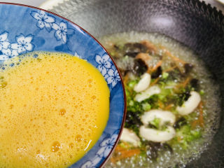 10、木耳蛋花汤,淋入鸡蛋液