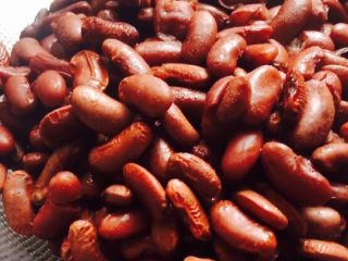 3、手工月饼豆沙馅（高油糖版）,压熟的腰豆并没有煮的非常烂，颗颗分明，没有明显水分（可减少炒制时间）试吃一下腰豆口感，粉糯极了！