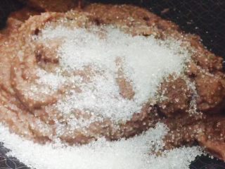 5、手工月饼豆沙馅（高油糖版）,加入三分之一的白砂糖，全程中小火调节需不停的搅拌，大火会快速蒸发水分导致糊底！切记中小火！！！