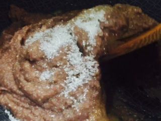 7、手工月饼豆沙馅（高油糖版）,接下来就是不停的搅拌，不停的观察颜色变化，当然也需要耐心的调节火候！