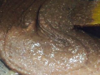 10、手工月饼豆沙馅（高油糖版）,慢火出细活！不停搅拌，直到加入最后一次的糖油，可看到豆沙开始冒小泡，也开始没有水分，成团状态！