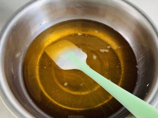 2、广式月饼????,油、糖浆充分搅拌均匀