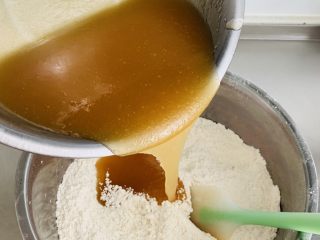 5、广式月饼????,将搅拌好的油糖浆加入面粉中