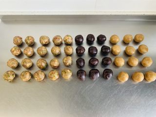 8、广式月饼????,将自做好的馅料25克一个大小揉成圆球