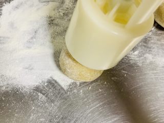 17、广式月饼????,用模具压出你喜欢的花色