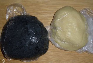 3、竹炭蛋黄酥月饼,两个和好的面团装入保鲜膜静置30分钟