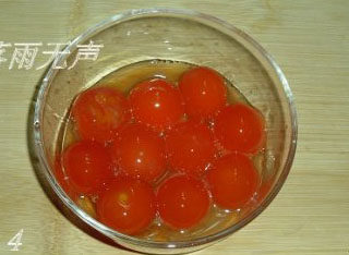 4、竹炭蛋黄酥月饼,鲜咸蛋取其蛋黄，用白酒浸泡十分钟去腥