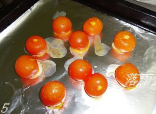 5、竹炭蛋黄酥月饼,放入预热好160度的烤箱8分钟左右，烤至出油即可