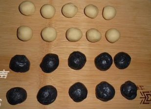 6、竹炭蛋黄酥月饼,将水油皮和油酥分10份搓圆