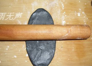 8、竹炭蛋黄酥月饼,将混合面团按按扁，再擀成牛舌状