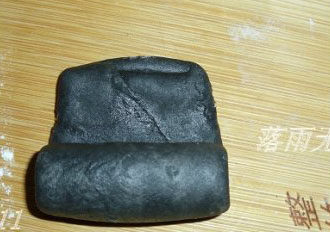 11、竹炭蛋黄酥月饼,最后卷起来