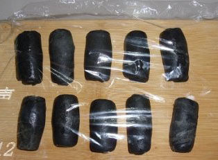 12、竹炭蛋黄酥月饼,做好十份，盖上保鲜膜松驰15分钟