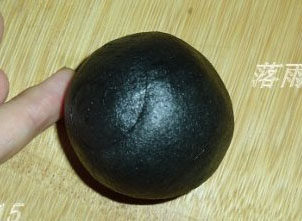 15、竹炭蛋黄酥月饼,收口朝下，整整圆