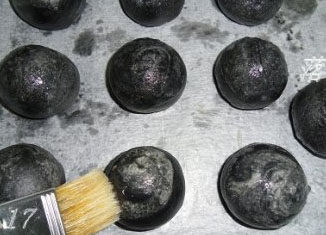 17、竹炭蛋黄酥月饼,刷上一层蛋白液