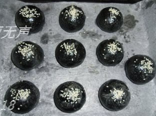 18、竹炭蛋黄酥月饼,上面撒些白芝麻