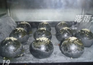 19、竹炭蛋黄酥月饼,再放入烤箱烤25分钟即可