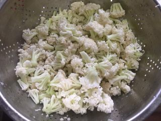 1、花菜底迷你披萨,取下花菜的上面部分,大概230克左右,一人份